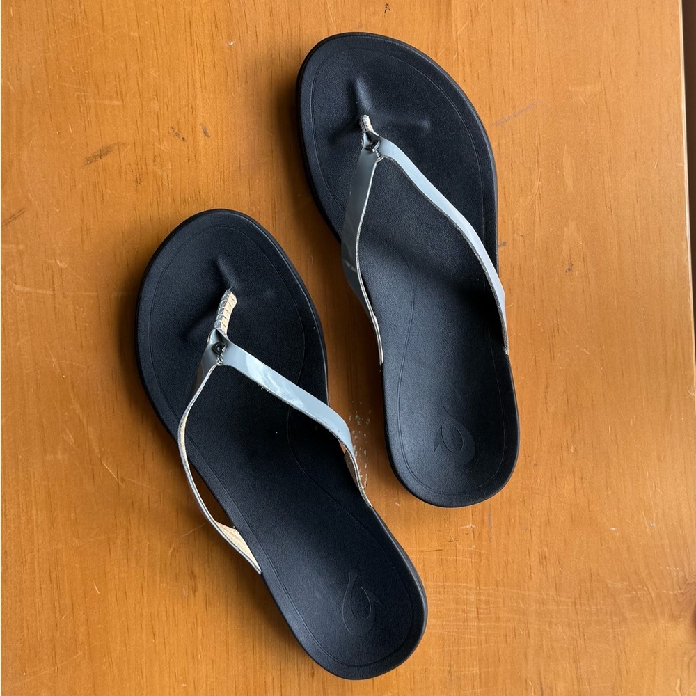 OluKai sz8 grey HO’OPIO woman’s leather sandal Excellent Condition Like New!